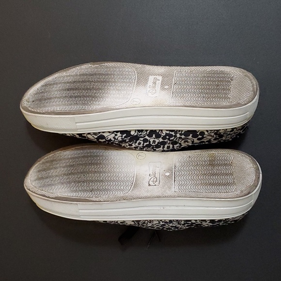 Disney Mickey Mouse Sneakers size 7 ladies - Picture 4 of 4